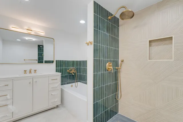 $530,000 | 5853 West Newport Avenue, Chicago, IL 60634