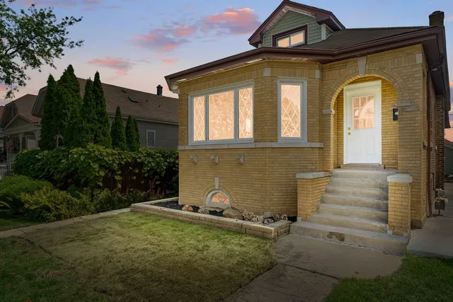 $530,000 | 5853 West Newport Avenue, Chicago, IL 60634