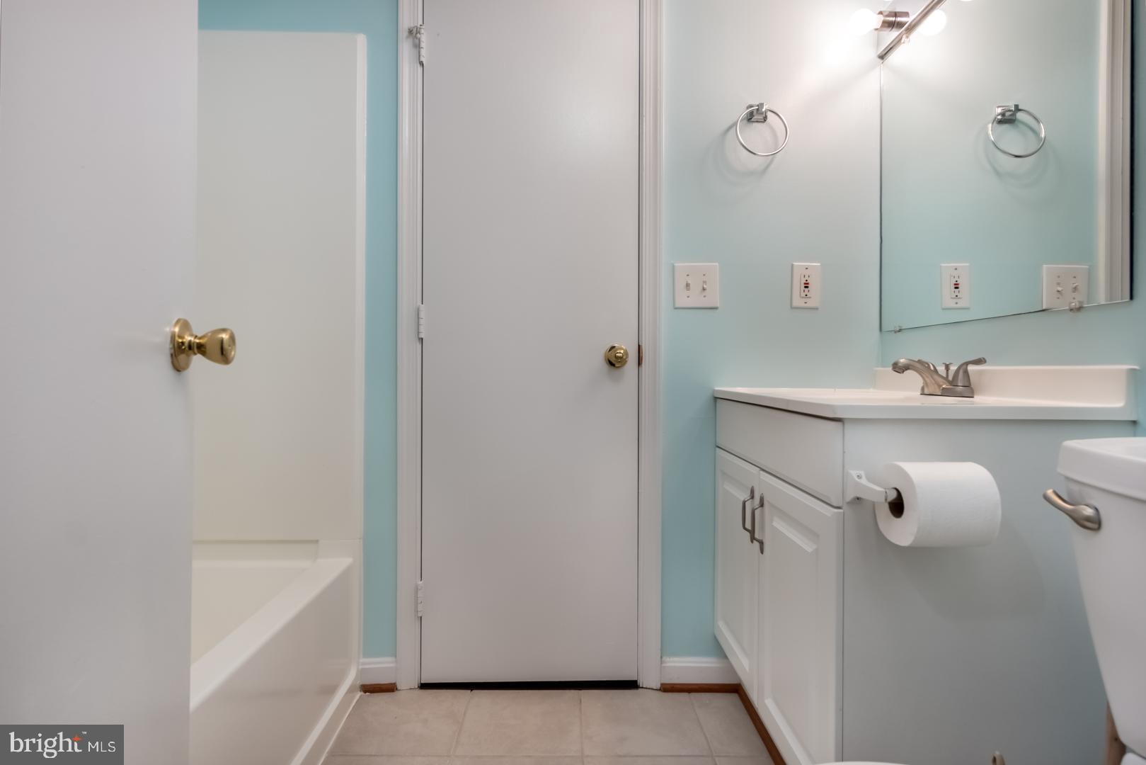 14901 Rydell Road, Unit 103 Centreville, VA 20121 - Photo 20 of 29 Bathroom 2