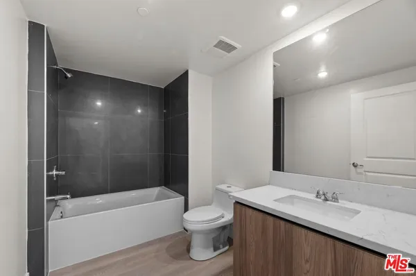 $1,879 | 719 South Hoover Street, Unit 608, Los Angeles, CA 90005