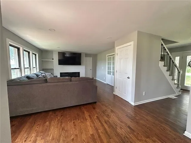 $500,000 | 27809 Highway 7, Harrisonville, MO 64701