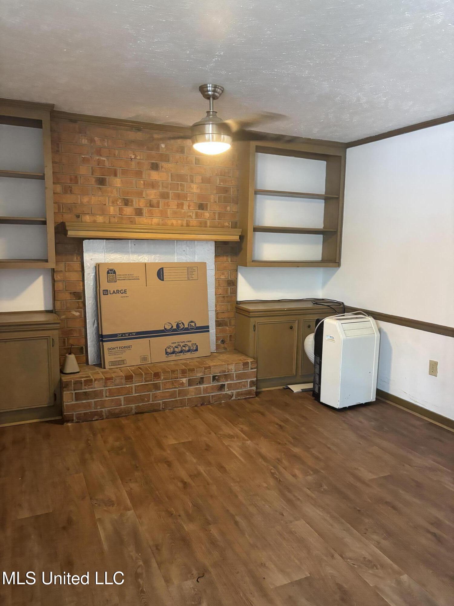 847 Woodbury Road Jackson, MS 39206 - Photo 2 of 12 Living Room