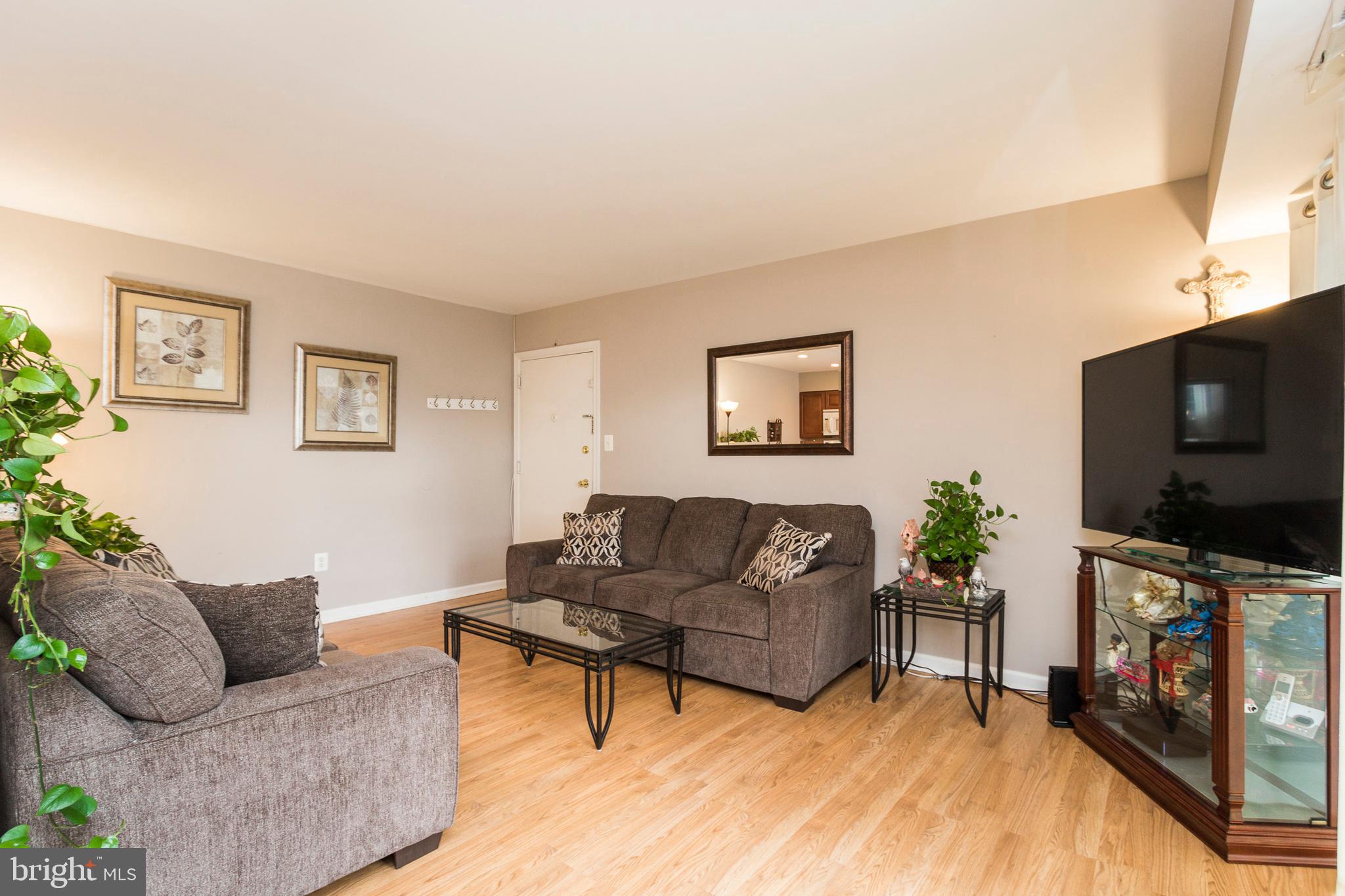 631 Waterloo Road, Unit 131 Warrenton, VA 20186 - Photo 5 of 23 Inviting Entry Opens to Living Room