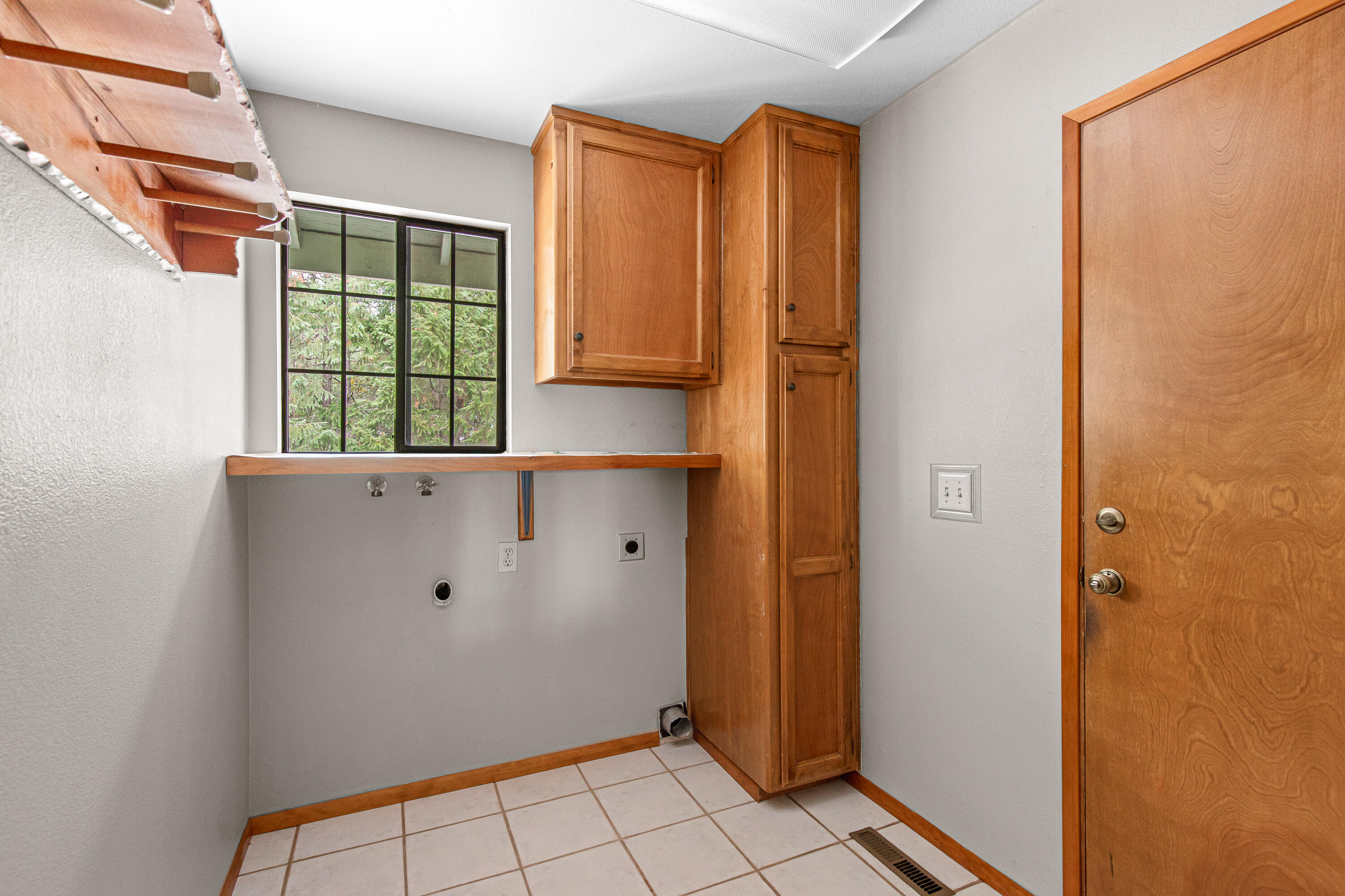 354 October Lane Merlin, OR 97532 - Photo 22 of 28 Laundry Room