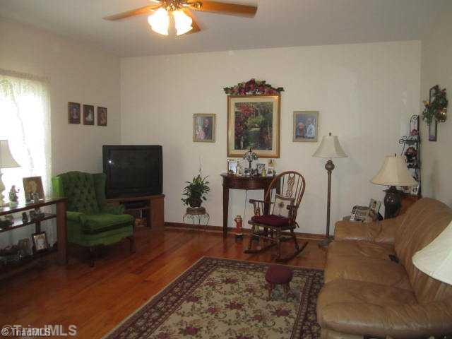 4927 Cartner Road Jonesville, NC 28642 - Photo 4 of 16 Living Room.
