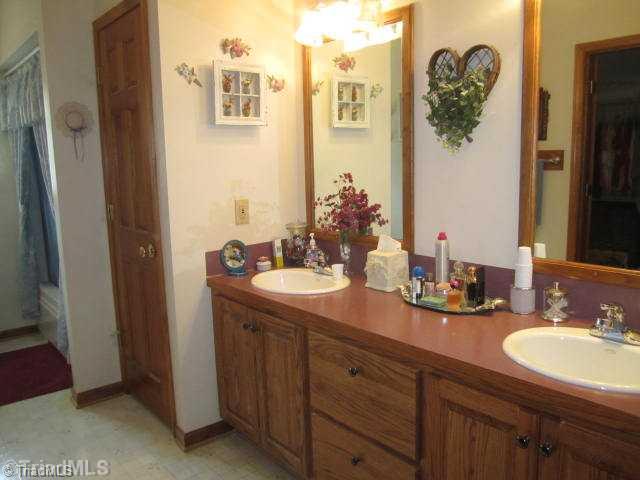 4927 Cartner Road Jonesville, NC 28642 - Photo 9 of 16 Master Bath/Spa.