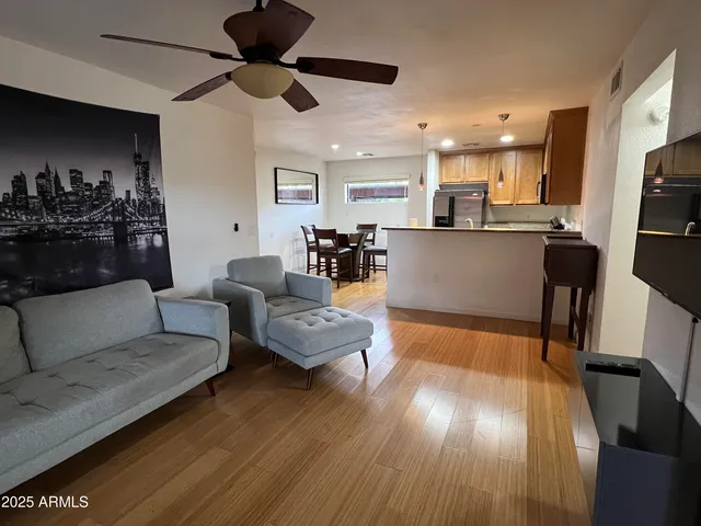 $2,000 | 4704 East Paradise Village Parkway North, Unit 129, Phoenix, AZ 85032