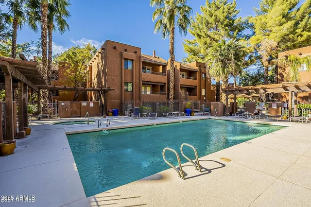 $2,000 | 4704 East Paradise Village Parkway North, Unit 129, Phoenix, AZ 85032