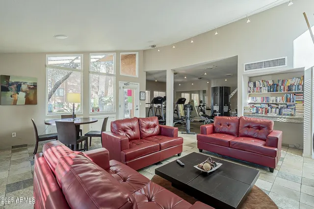 $2,000 | 4704 East Paradise Village Parkway North, Unit 129, Phoenix, AZ 85032