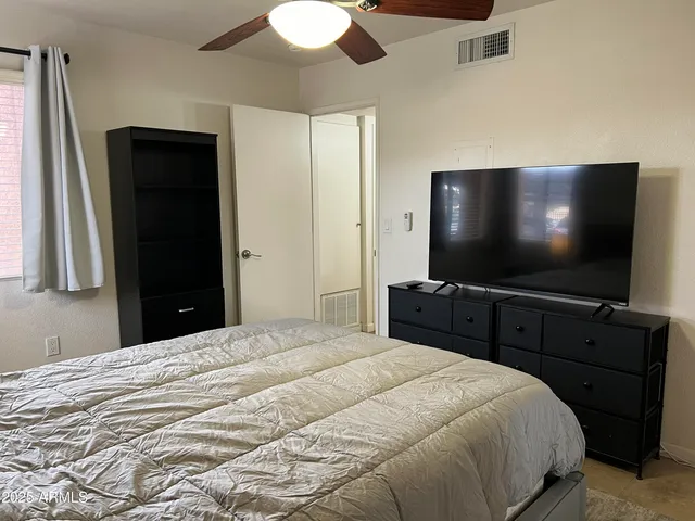 $2,000 | 4704 East Paradise Village Parkway North, Unit 129, Phoenix, AZ 85032
