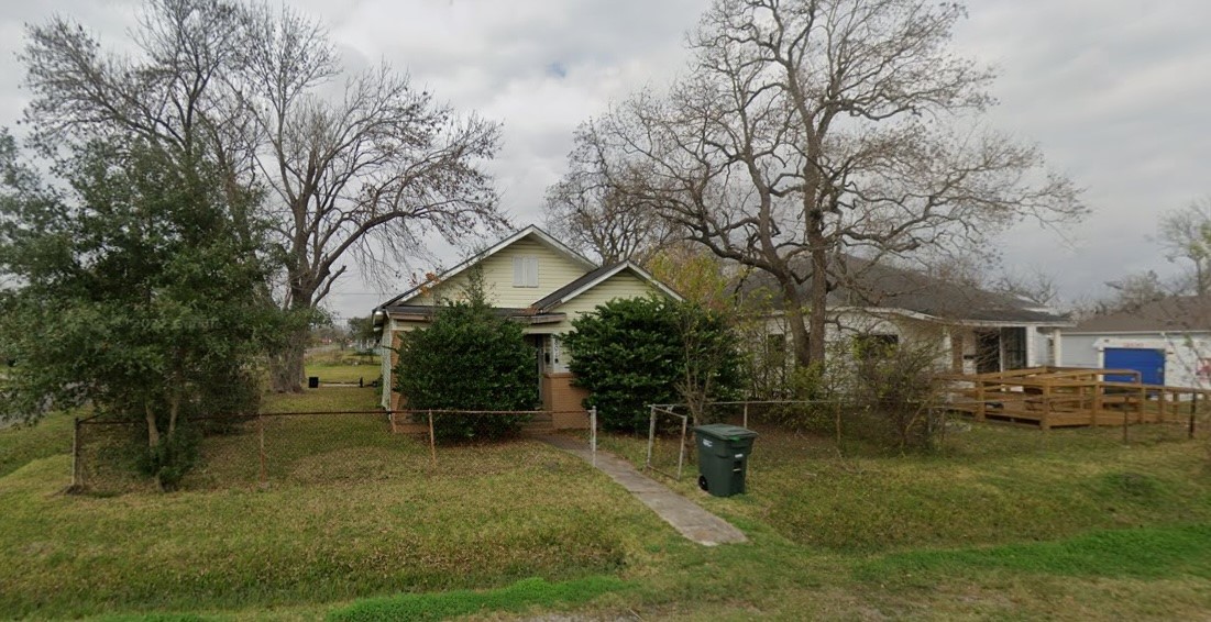 801 13th Street Port Arthur, TX 77640 - Photo 2 of 7 a view of a house with a backyard