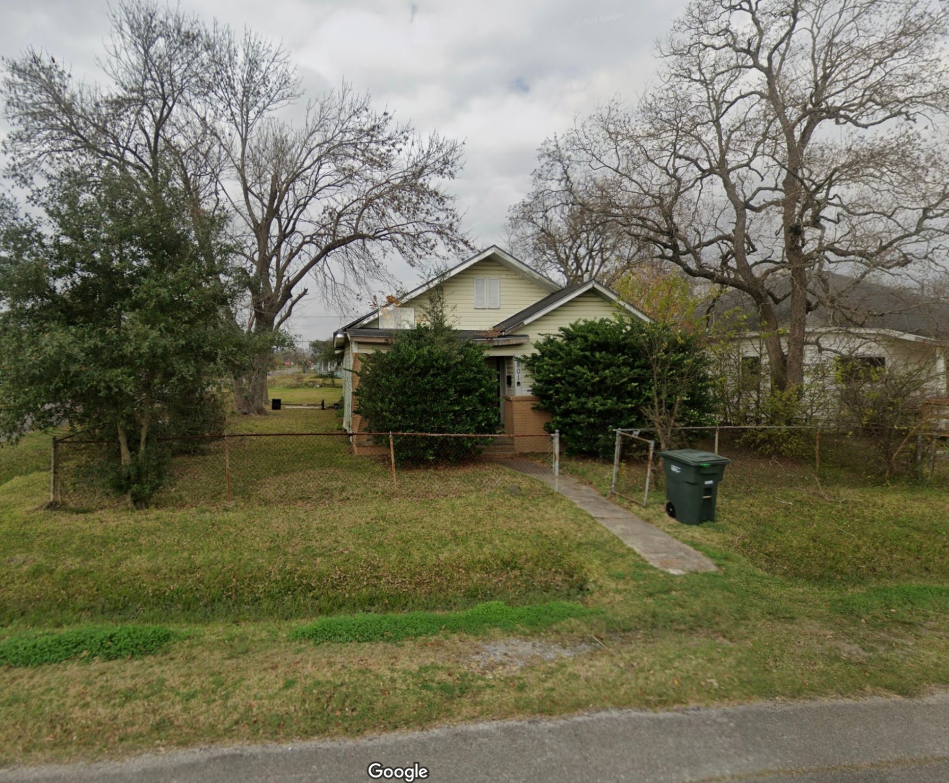 801 13th Street Port Arthur, TX 77640 - Photo 6 of 7 a view of a house with a yard