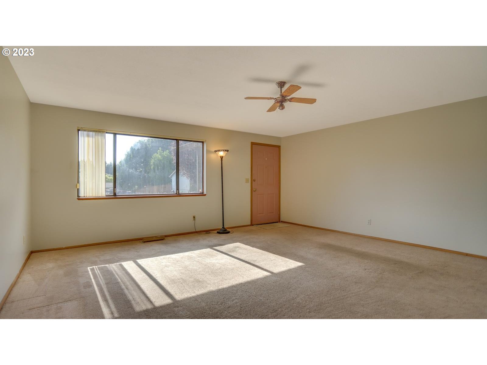 37665 Sandy Heights Street Sandy, OR 97055 - Photo 4 of 27 Living Room/Entrance