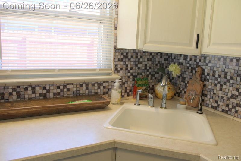 8951 Stevens Street Taylor, MI 48180 - Photo 16 of 32 ATTRACTIVE BACKSPLASH!