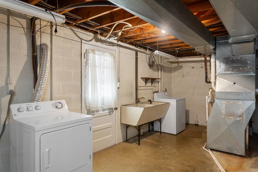 210 Edgewood Road Staunton, VA 24401 - Photo 32 of 41 a utility room with dryer and washer