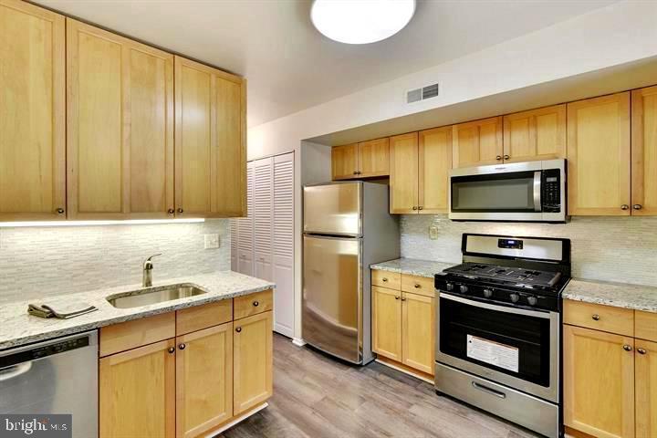 2044 Royal Fern Court, Unit 19/2A Reston, VA 20191 - Photo 3 of 17 Stainless appliances