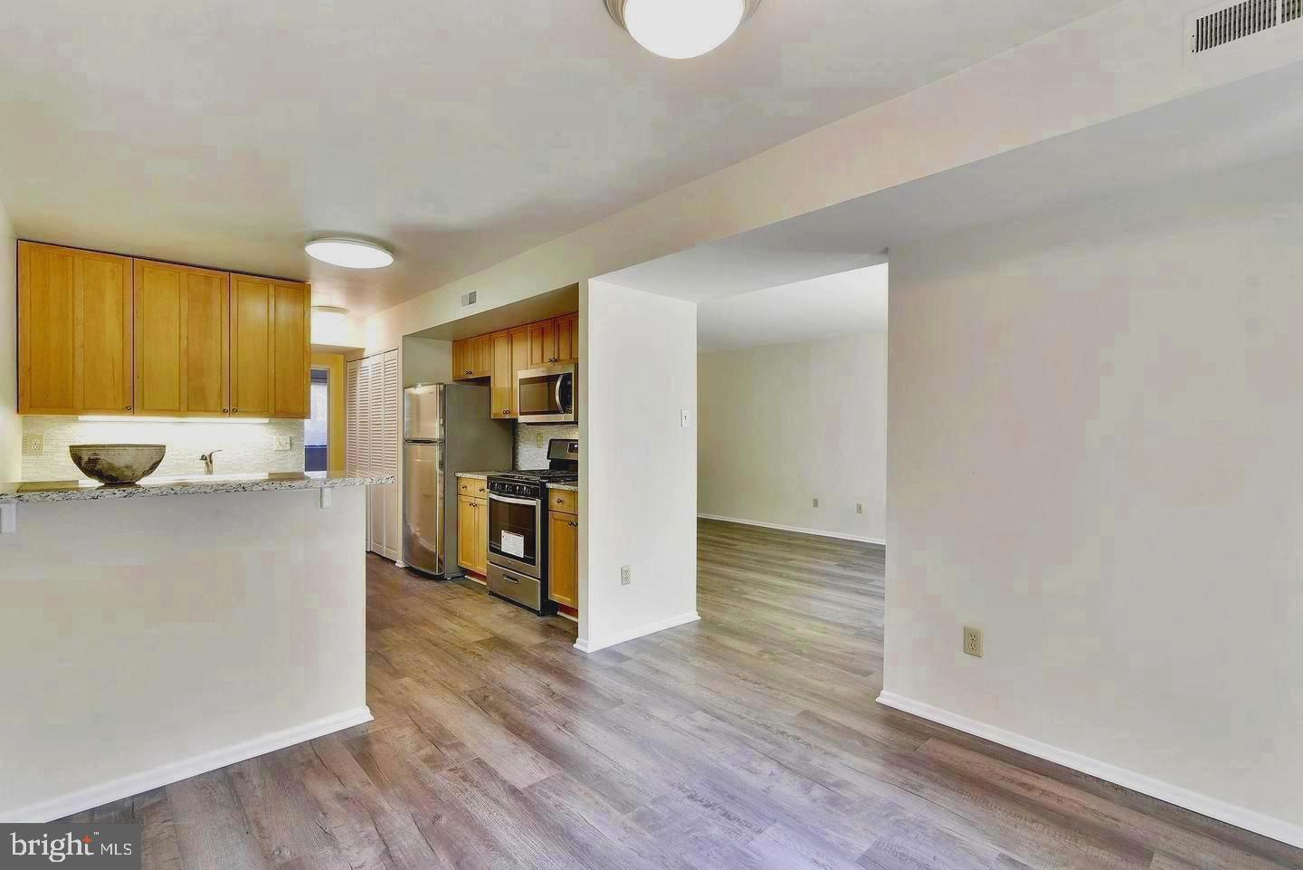 2044 Royal Fern Court, Unit 19/2A Reston, VA 20191 - Photo 4 of 17 Kitchen-Dining combo