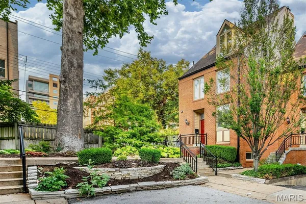 $580,000 | 114 West Pine Place, Unit 7, St. Louis, MO 63108