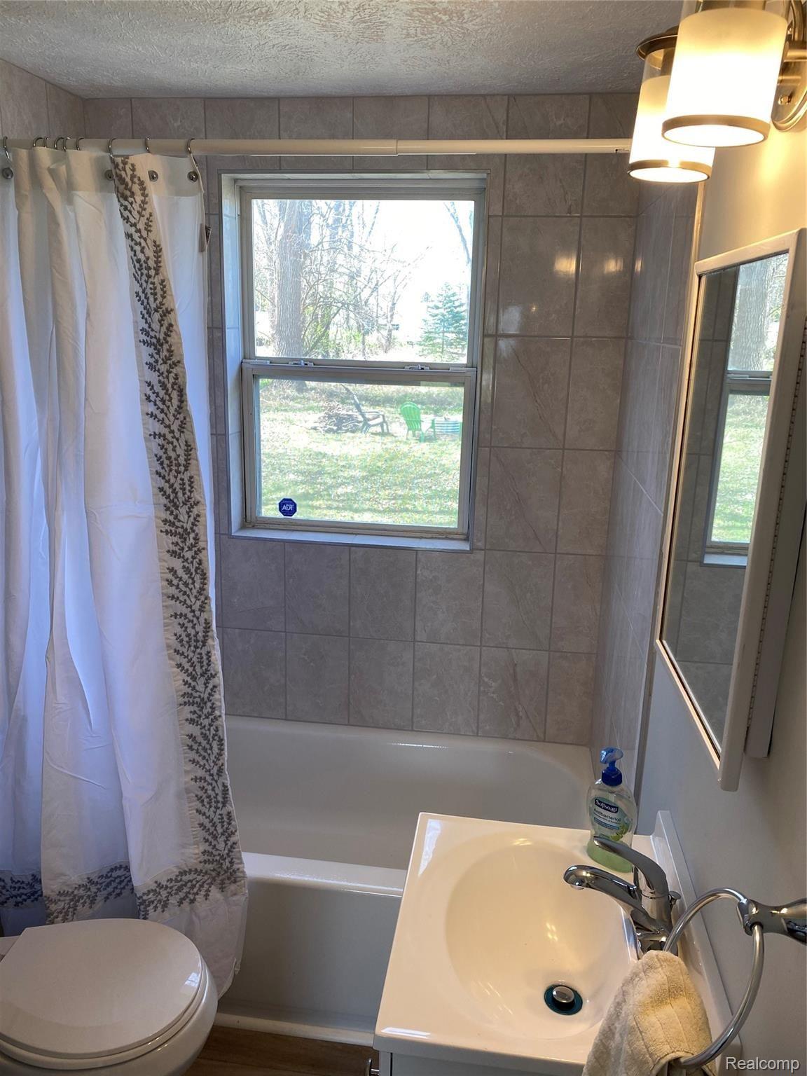1224 Adams Road Burton, MI 48509 - Photo 6 of 15 IMG_3237.jpg
