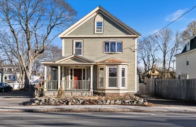 $3,000 | 117 Elm Street, Unit 1, Amesbury, MA 01913