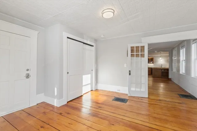 $3,000 | 117 Elm Street, Unit 1, Amesbury, MA 01913