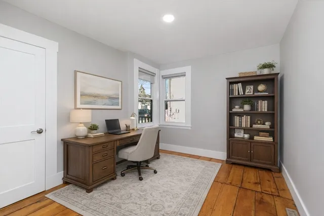 $3,000 | 117 Elm Street, Unit 1, Amesbury, MA 01913