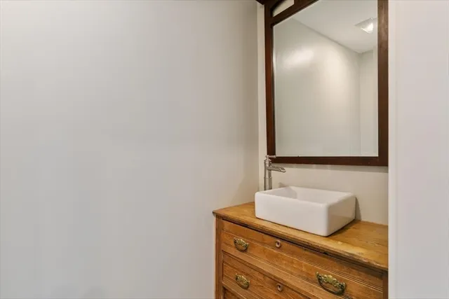 $3,000 | 117 Elm Street, Unit 1, Amesbury, MA 01913