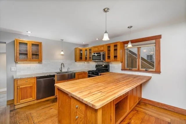 $3,000 | 117 Elm Street, Unit 1, Amesbury, MA 01913