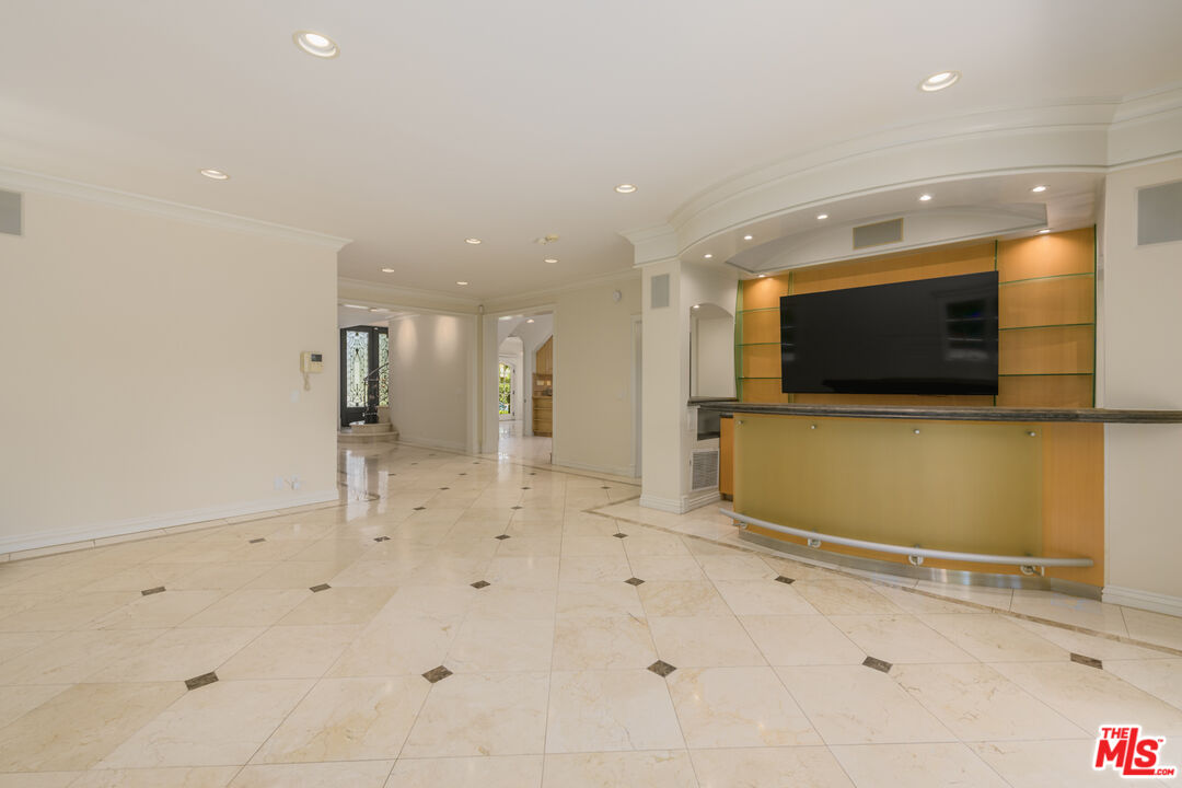 204 Foothill Road Beverly Hills, CA 90210 - Photo 10 of 33