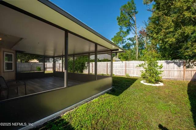 a view of a backyard