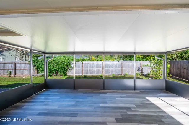 a view of a back yard