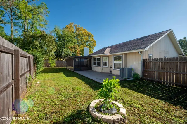 a view of a house with backyard and garden