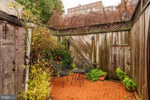 a view of a backyard with pathway