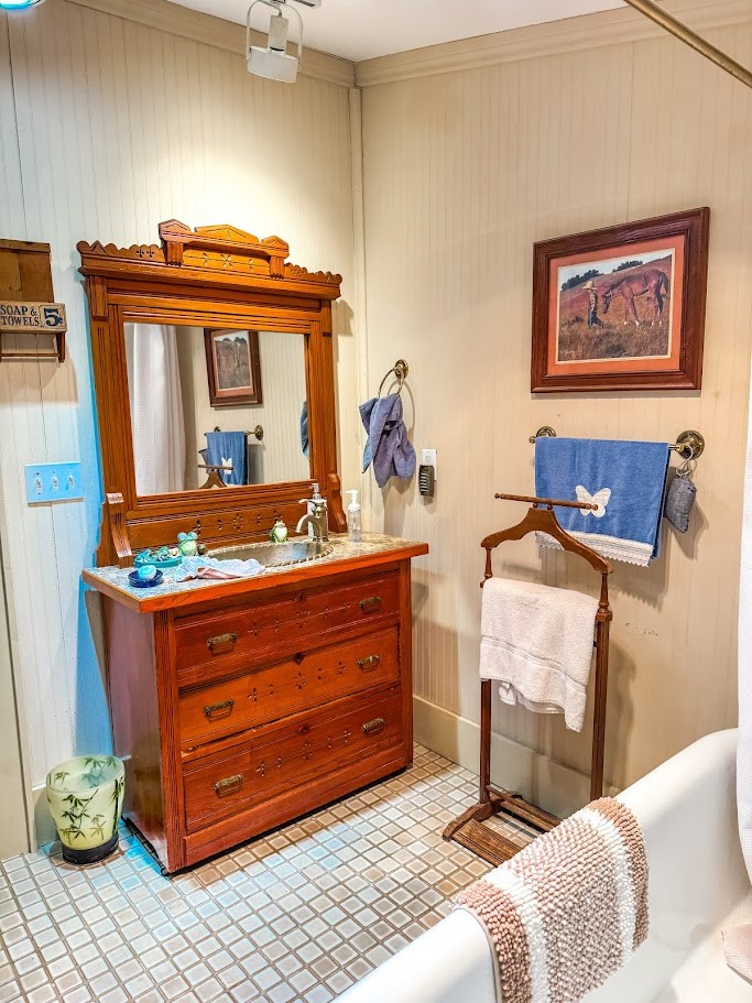 618 West Main Street Fairfield, TX 75840 - Photo 18 of 23 a bedroom with a bed and a dresser