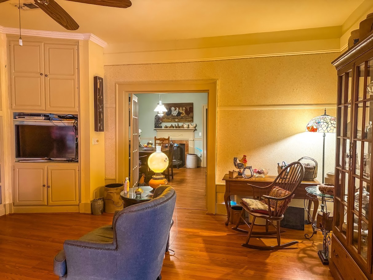 618 West Main Street Fairfield, TX 75840 - Photo 5 of 23 a living room with furniture and a flat screen tv