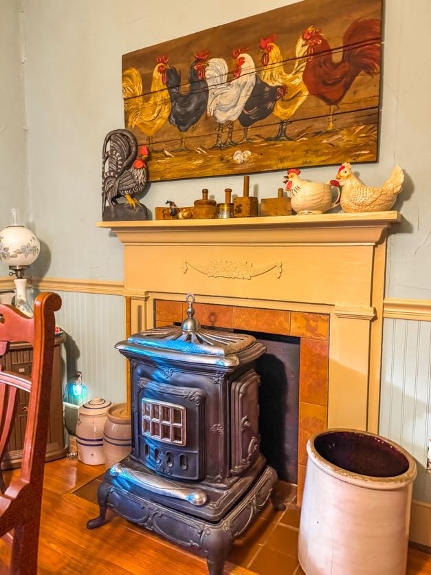 618 West Main Street Fairfield, TX 75840 - Photo 8 of 23 a living room with furniture and a fireplace