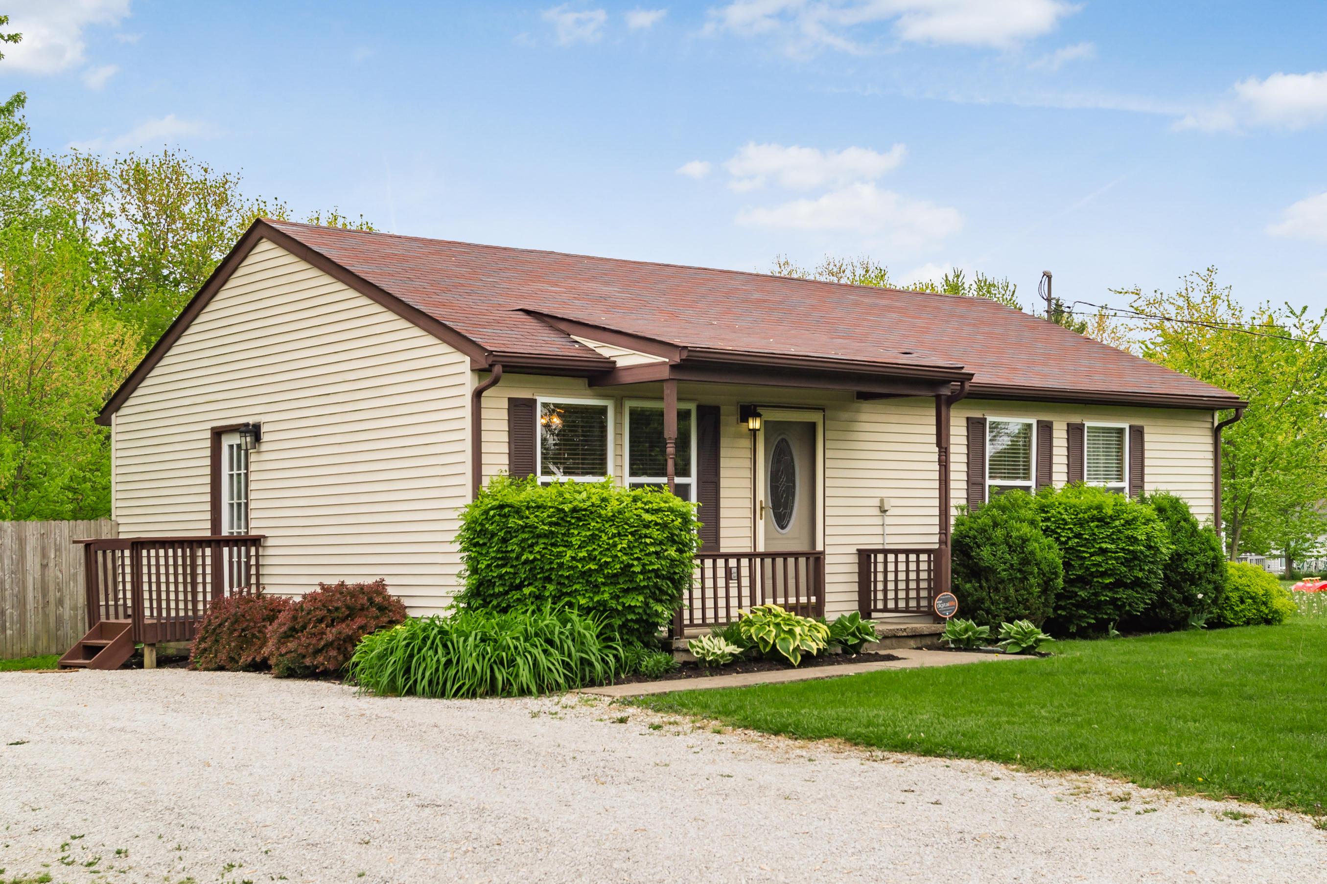 195 Cadillac Road Southwest Pataskala, OH 43062 - Photo 2 of 31