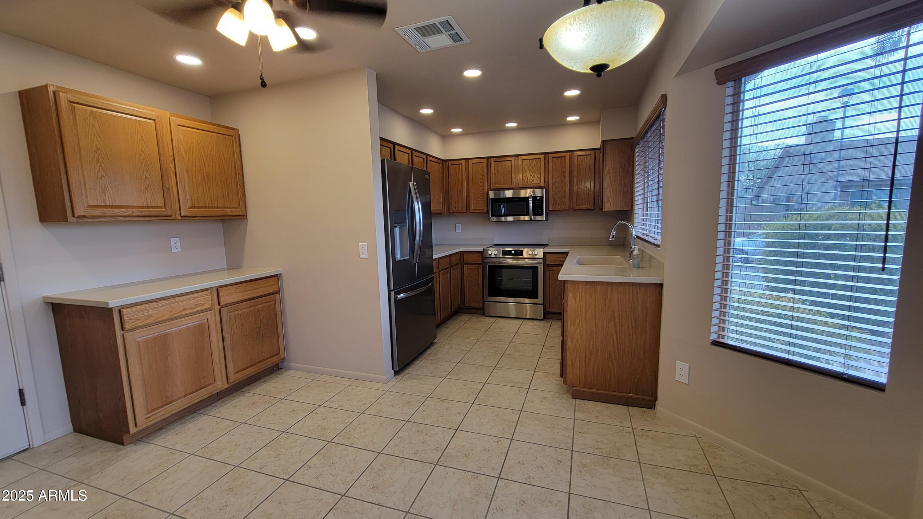 2626 West Hearn Road Phoenix, AZ 85023 - Photo 12 of 21 Eat-in kitchen