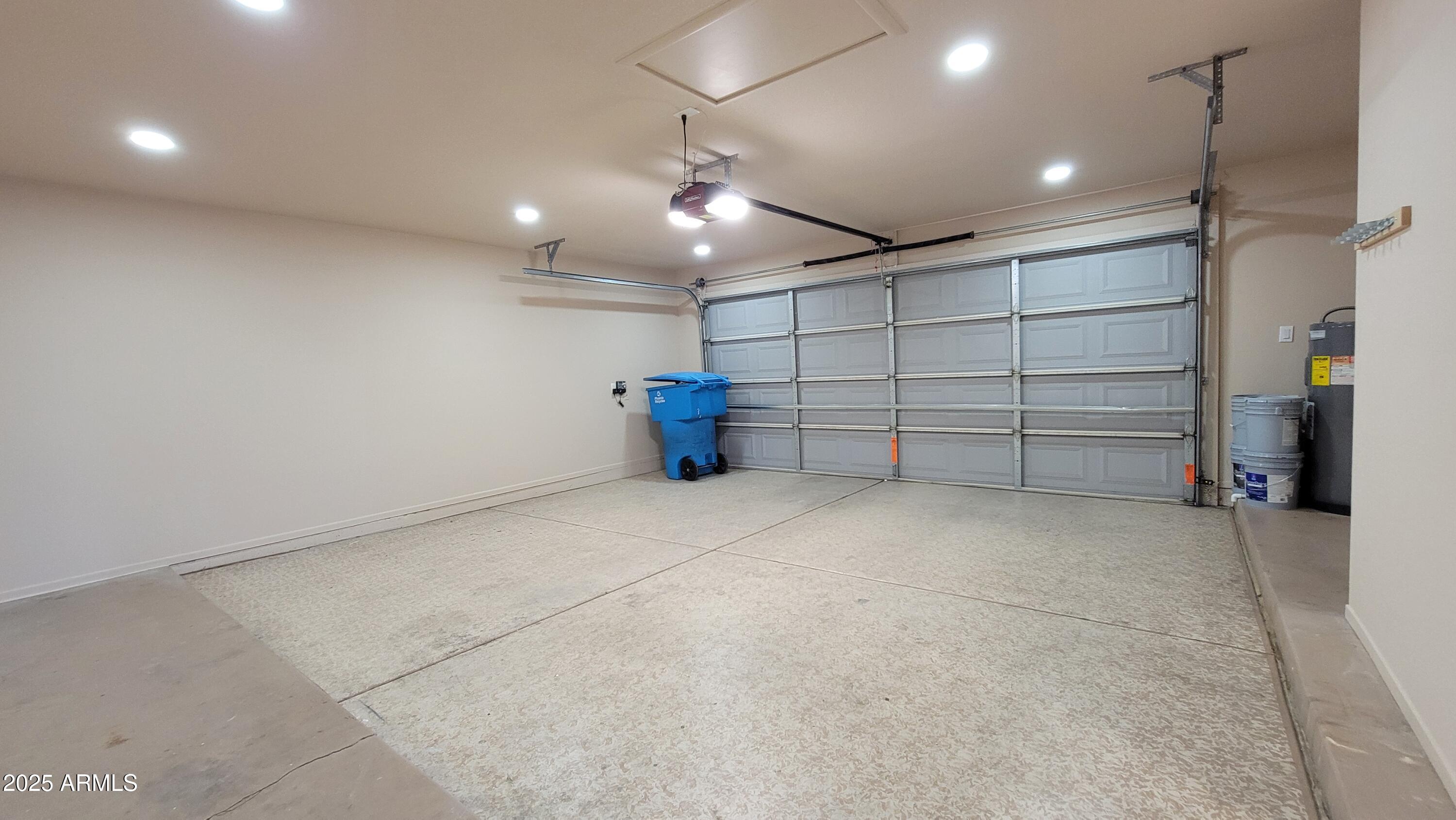 2626 West Hearn Road Phoenix, AZ 85023 - Photo 15 of 21 garage with laundry