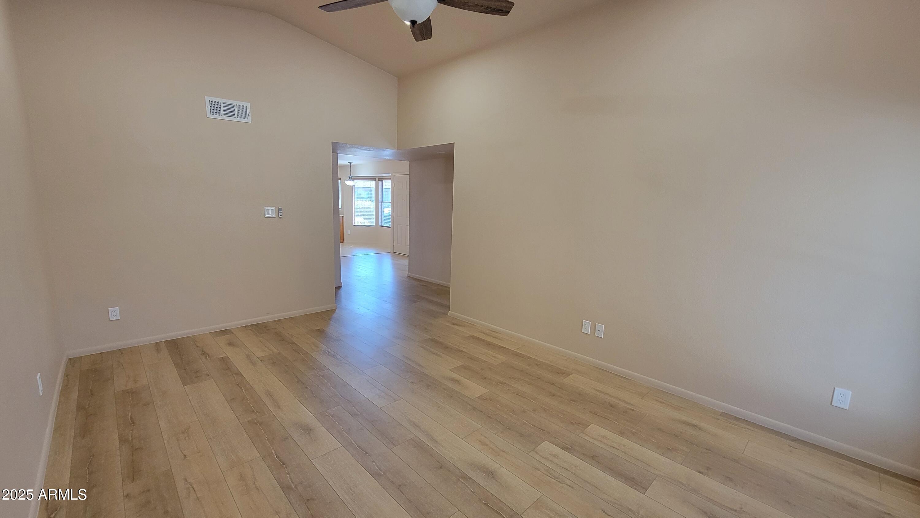 2626 West Hearn Road Phoenix, AZ 85023 - Photo 5 of 21 Living Room