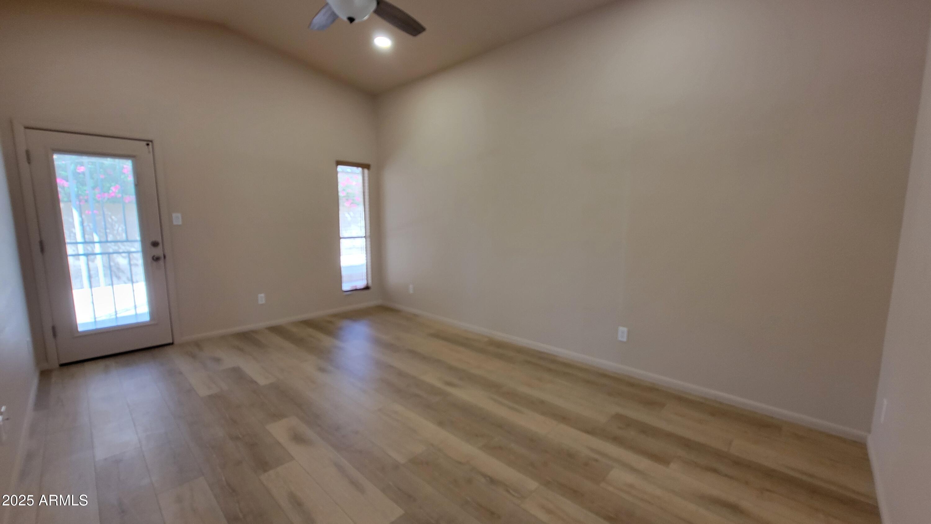 2626 West Hearn Road Phoenix, AZ 85023 - Photo 6 of 21 Living Room