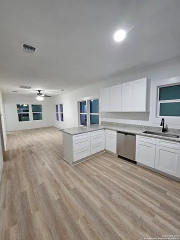 $1,995 | 1827 West Ashby Place, San Antonio, TX 78201