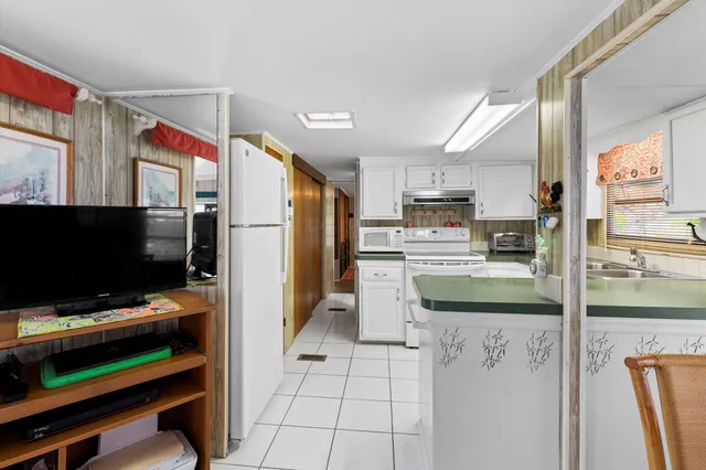 $299,000 | 701 Spanish Main Drive, Unit 21, Cudjoe, FL 33042