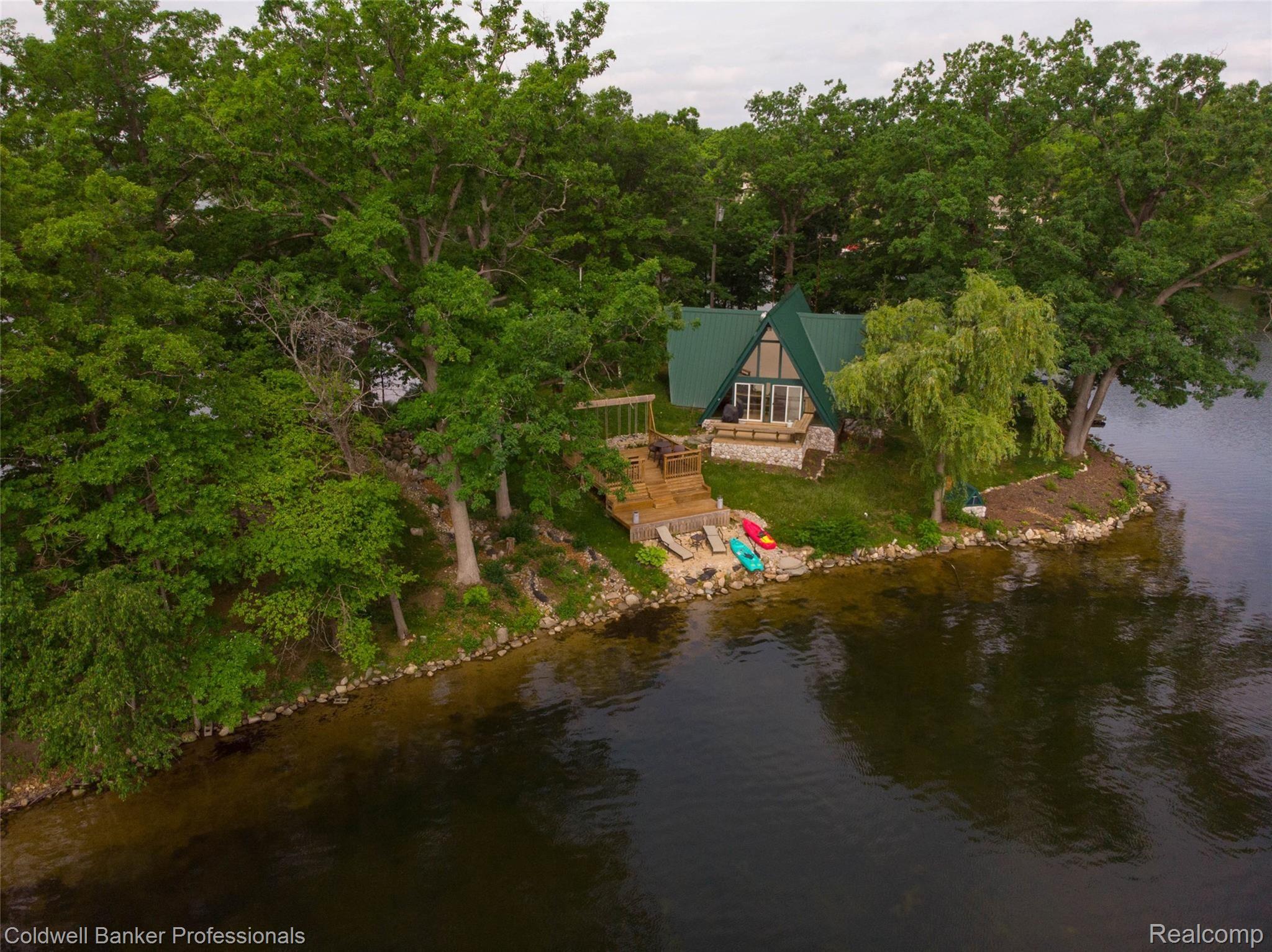 9943 Norman Road Clarkston, MI 48348 - Photo 1 of 45 Island Side View