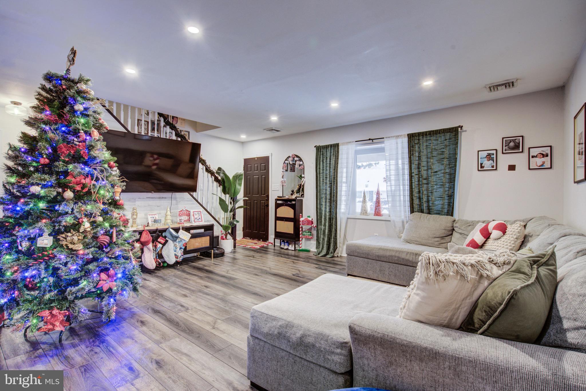83 Indigo Road Levittown, PA 19057 - Photo 9 of 37 a living room with furniture and a potted plant