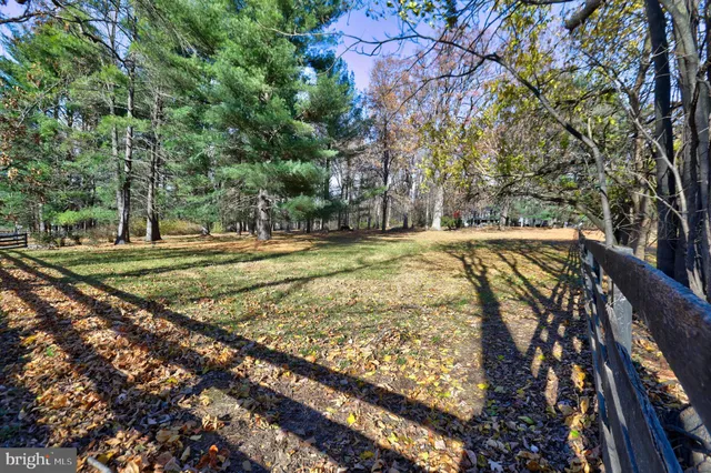 a view of a backyard with basketball court