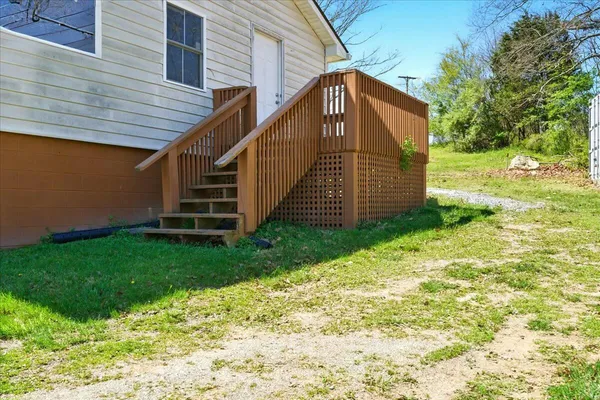 a view of a backyard