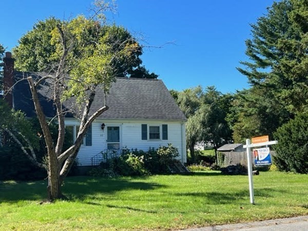 40 Old Bolton Road Hudson, MA 01749 - Photo 1 of 8 a front view of a house with garden