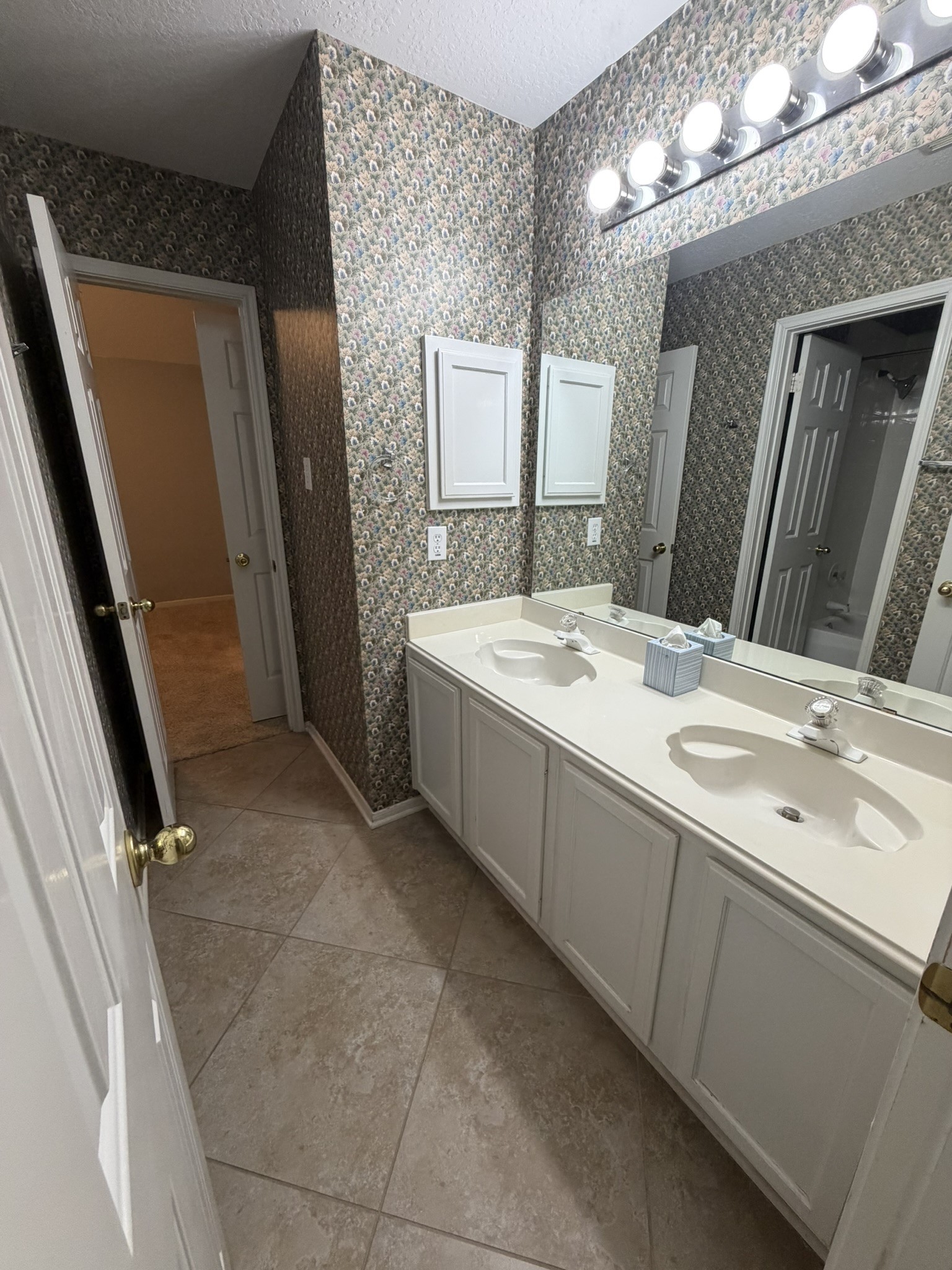 13810 Inland Spring Court Houston, TX 77059 - Photo 23 of 27 Jack and Jill style upstairs secondary bath accessible from both secondary bedrooms
