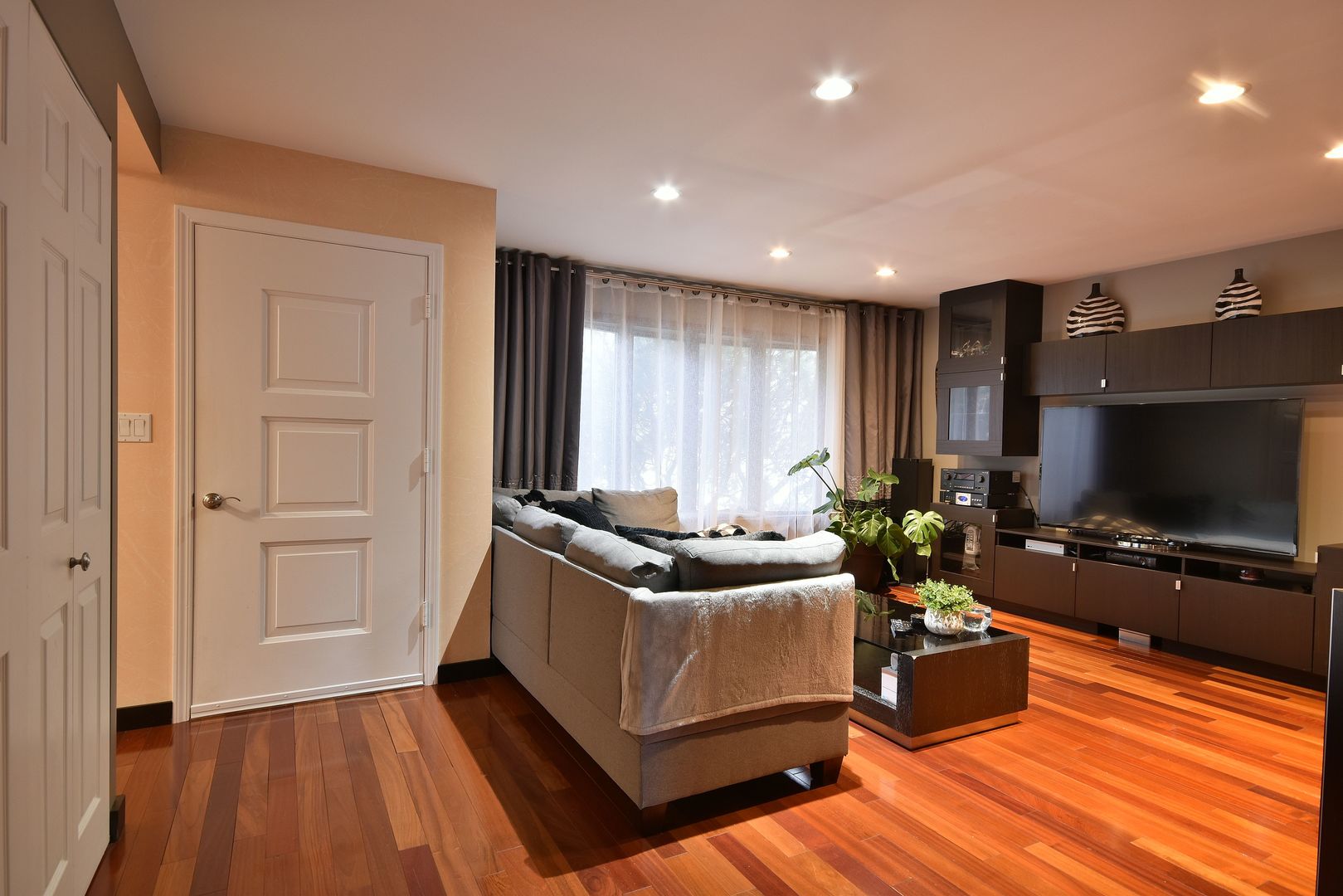 632 Merle Lane Wheeling, IL 60090 - Photo 16 of 46 a living room with furniture and a flat screen tv